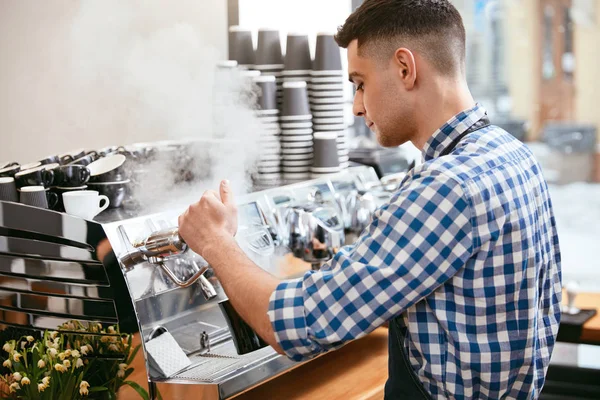 Att Göra Kaffe Barista Med Kaffebryggare Cafe Ångande Mjölk Och — Stockfoto