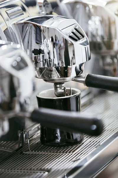 Kaffeemaschine Die Der Nähe Des Cafés Frischen Heißen Kaffee Trinkt — Stockfoto