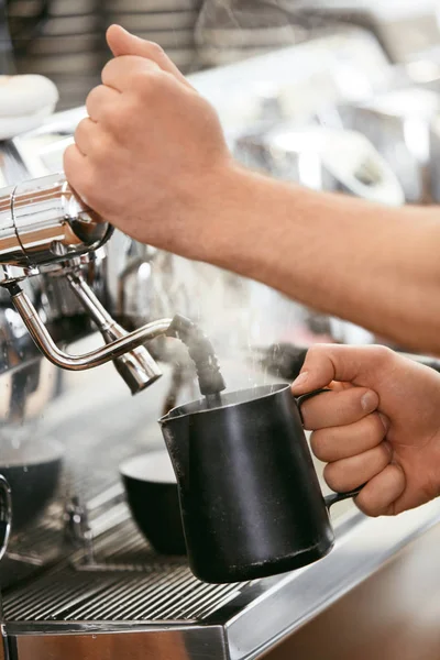 Barista Preparación Café Máquina Café Primer Plano Leche Vapor Taza — Foto de Stock