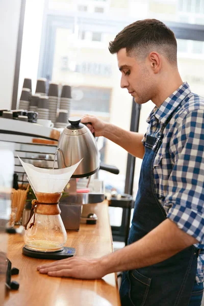 人在咖啡馆里做饮料 通过过滤器浇热的新鲜咖啡 高分辨率 — 图库照片