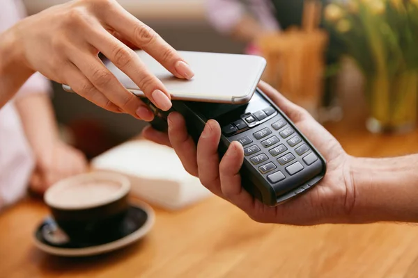 Betala Med Mobiltelefon Cafe Närbild Händer Betalar Med Coffee Shop — Stockfoto