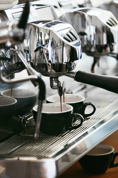 Kaffeemaschine Die Der Nähe Des Cafés Frischen Heißen Kaffee Trinkt — Stockfoto