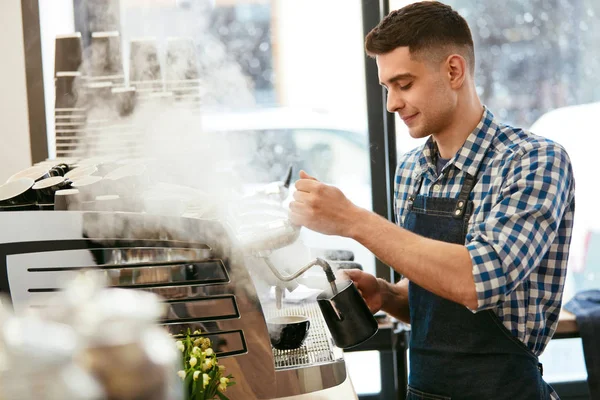 Att Göra Kaffe Barista Med Kaffebryggare Cafe Ångande Mjölk Och — Stockfoto