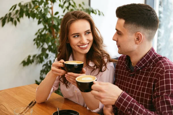 Couple Dans Café Boire Café Chaud Parler Tout Étant Assis — Photo