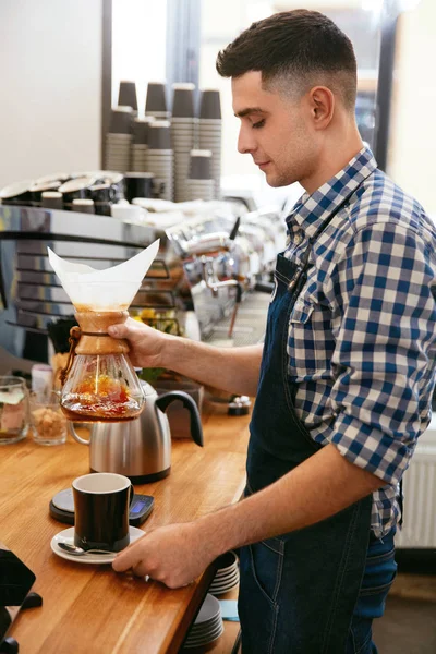 人在咖啡馆里做饮料 通过过滤器浇热的新鲜咖啡 高分辨率 — 图库照片