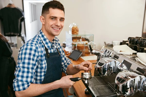 咖啡馆的咖啡师 在咖啡店工作的年轻人的肖像 咖啡机 高分辨率 — 图库照片