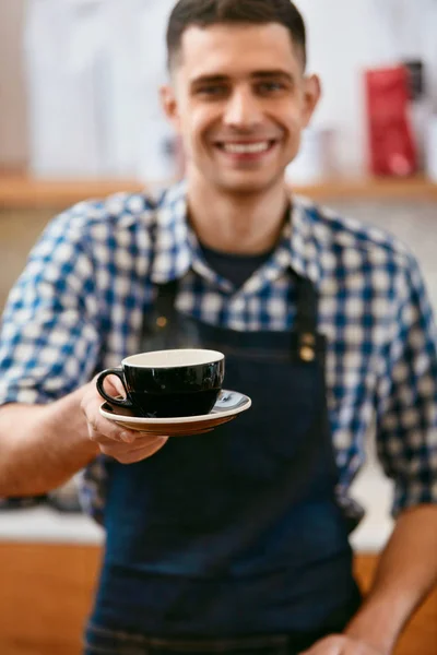 Cafe Stilig Barista Holding Kopp Kaffe Händer Arbetar Kafé Hög — Stockfoto