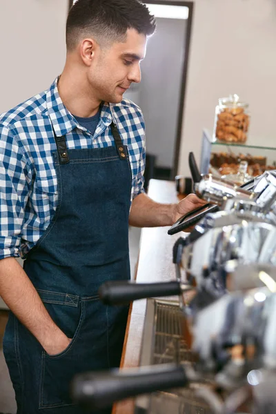 Barista Cafe Porträtt Ung Man Arbetar Kafé Med Kaffe Maskin — Stockfoto