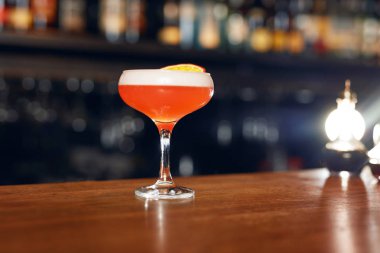 Kokteyl iç kapat. Yonca Club, cam Counter Bar kokteyl ekşi. Yüksek çözünürlük