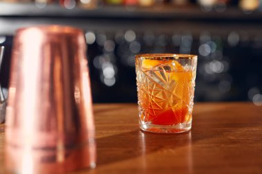Kokteyl iç kapat. Eski kokteyl Orange Peel garnitür Bar sayacı ile moda. Yüksek çözünürlük