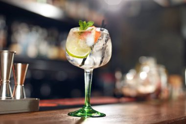 Kokteyl iç kapat. Bir bardak cin tonik kokteyl limon ve nane Bar Counter ile. Yüksek çözünürlük
