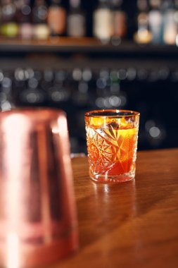 Kokteyl iç kapat. Eski kokteyl Orange Peel garnitür Bar sayacı ile moda. Yüksek çözünürlük