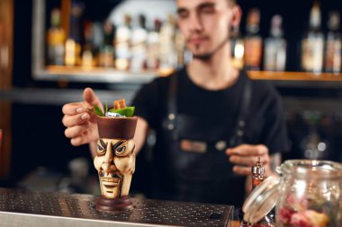 Kokteyl hazırlama. Barmen tiki kokteyl içki kireç ve küp şeker ile dekorasyon Bar, kokteyl, yapma. Yüksek çözünürlük.