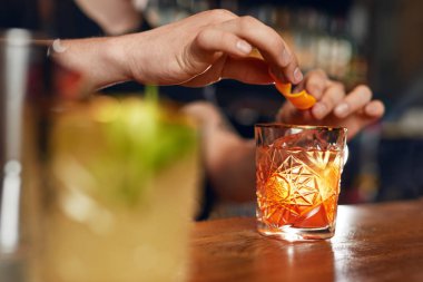 Kokteyl. Barmen Kokteyl Bar hazırlanıyor. Barmen yaşlı süsleme ile portakal kabuğu kokteyl gibi giyinmiş. Yüksek çözünürlük