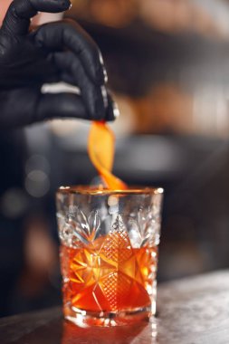Kokteyl. Barmen Kokteyl Bar hazırlanıyor. Barmen yaşlı süsleme ile portakal kabuğu kokteyl gibi giyinmiş. Yüksek çözünürlük