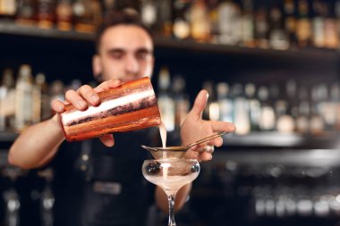 Kokteyl Bar. Barmen yapma kokteyl, dökme cam içmek. Shaker ve elek kullanarak barmen. Yüksek çözünürlük