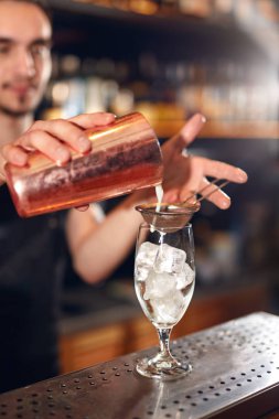 Kokteyl Bar. Barmen yapma kokteyl, dökme cam içmek. Shaker ve elek kullanarak barmen. Yüksek çözünürlük
