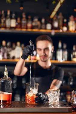 Kokteyl Bar. Barmen, Kokteyl Bar Counter yapma. Barmen içki ruhları kaşık cam ile karıştırma, karıştırma. Yüksek çözünürlük