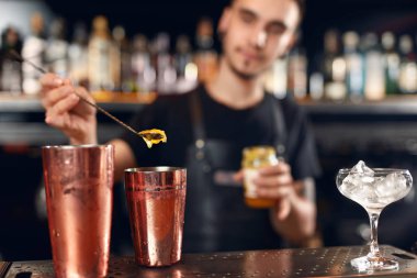 Kokteyl Bar. Barmen, Kokteyl Bar Counter yapma. İçecek hazırlama, kaşık bal Shaker dökme barmen. Yüksek çözünürlük