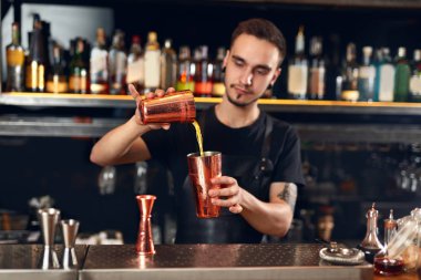 Kokteyl Bar. Barmen, Kokteyl Bar Counter yapma. İçecek hazırlama, ruhları Shaker dökme barmen. Yüksek çözünürlük