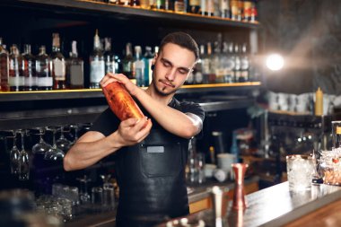 Kokteyl Shaker kokteyller, yapım sallayarak barmen Bar. Barmen, ruhları Bar Counter karıştırma. Yüksek çözünürlük