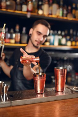 Kokteyl. Barmen kokteyller yapmak içinde Bar. Barmen yapımı banyo ve Bar Counter, Shaker kullanarak içer. Yüksek çözünürlük