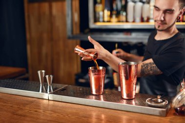 Kokteyl. Barmen kokteyller yapmak içinde Bar. Barmen yapımı banyo ve Bar Counter, Shaker kullanarak içer. Yüksek çözünürlük