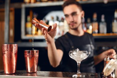 Kokteyl. Barmen kokteyller yapmak içinde Bar. Barmen yapımı banyo ve Bar Counter, Shaker kullanarak içer. Yüksek çözünürlük