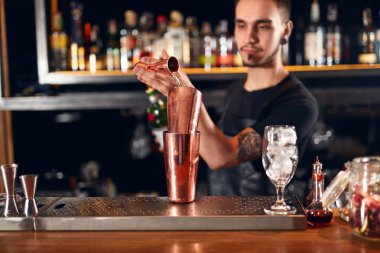 Kokteyl. Barmen kokteyller yapmak içinde Bar. Barmen yapımı banyo ve Bar Counter, Shaker kullanarak içer. Yüksek çözünürlük