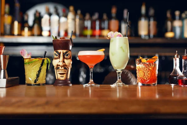 Κοκτέιλ Στο Μπαρ Αλκοολούχα Ποτά Κόμμα Στον Πάγκο Διάφορα Κοκτέιλ — Φωτογραφία Αρχείου