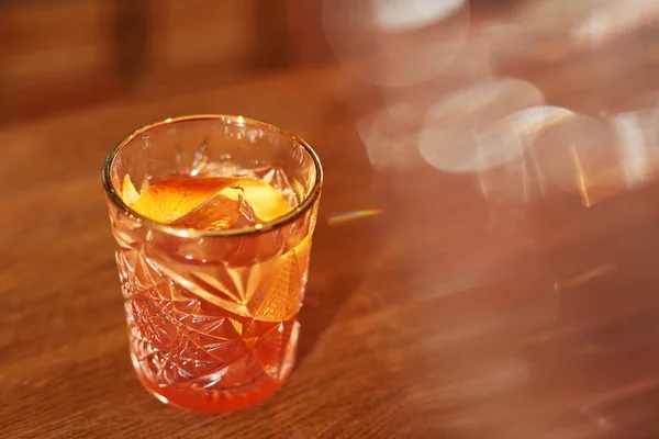 カクテルは バーの近く飲みなさい 昔ながらのオレンジ皮飾りバーのカウンターでカクテル 高分解能 — ストック写真