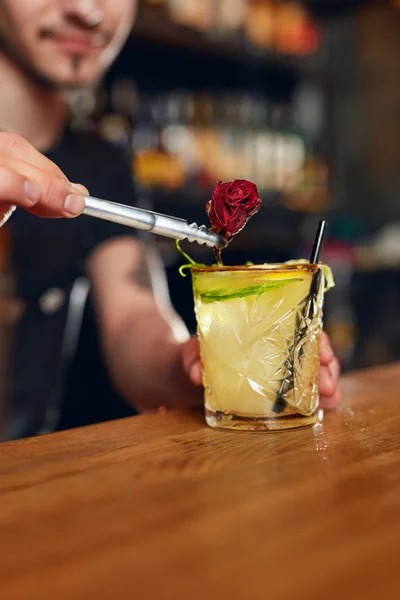 Kokteyl Hazırlama Barmen Sakinleşmek Içki Gül Çiçek Dekorasyon Bar Kokteyl — Stok fotoğraf