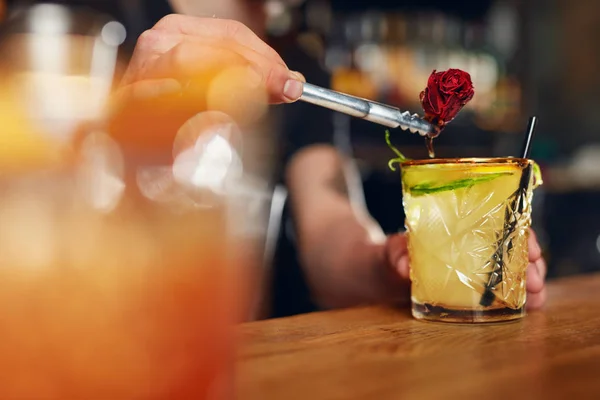 Cocktails Zubereiten Barkeeper Macht Minze Julep Cocktail Der Bar Und — Stockfoto