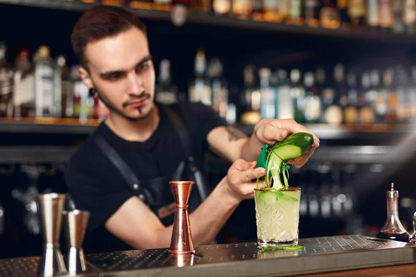 Preparar Cocktails Barman Making Mint Julep Cocktail Bar Decorando Bebida — Fotografia de Stock