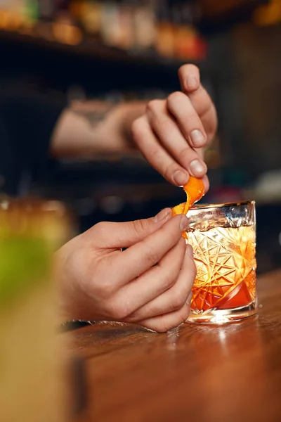 Cocktail Bartender Preparing Cocktail Bar Barman Garnishing Old Fashioned Cocktail — Stock Photo, Image