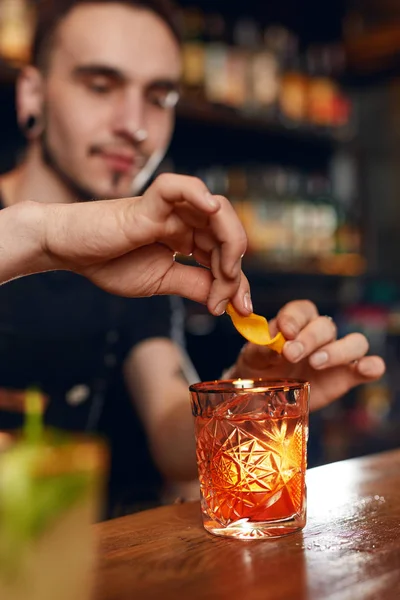 Cóctel Cantinero Preparando Cóctel Bar Barman Decoración Cóctel Moda Antigua — Foto de Stock
