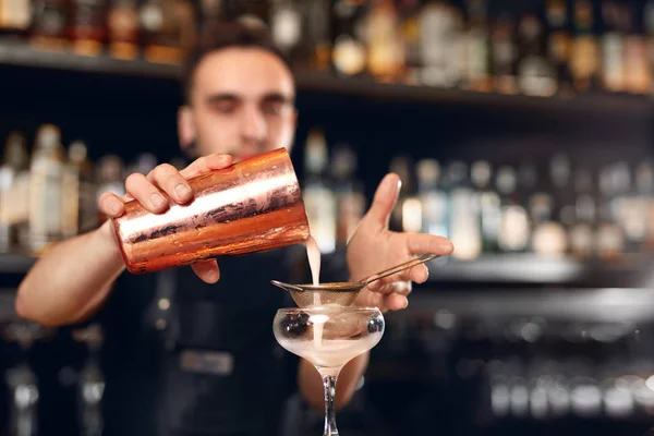 Cocktailbar Barkeeper Der Cocktails Zubereitet Und Getränke Ins Glas Gießt — Stockfoto