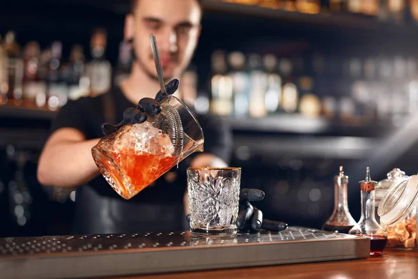 Cocktailbar Barkeeper Der Cocktails Zubereitet Und Getränke Ins Glas Gießt — Stockfoto