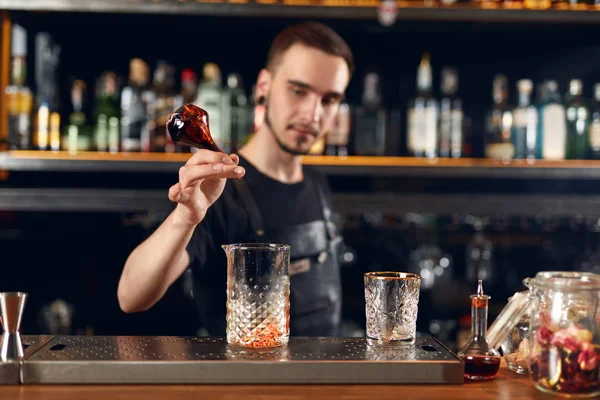 Cocktail Bar Barmanul Face Cocteiluri Bar Counter Barman Pregăteşte Băutura — Fotografie, imagine de stoc