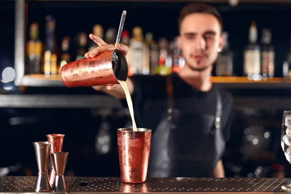 Cocktailbar Barman Maken Van Cocktails Toog Barman Voorbereiding Drankje Gieten — Stockfoto