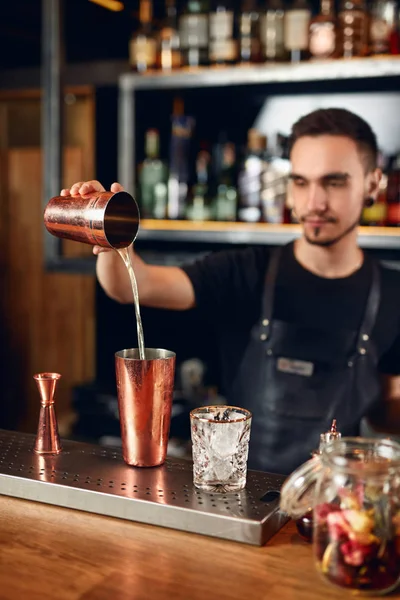 Cocktailbar Barman Maken Van Cocktails Toog Barman Voorbereiding Drankje Gieten — Stockfoto