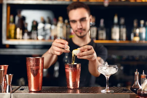 Bar Cócteles Cantinero Haciendo Cócteles Mostrador Del Bar Barman Preparando — Foto de Stock