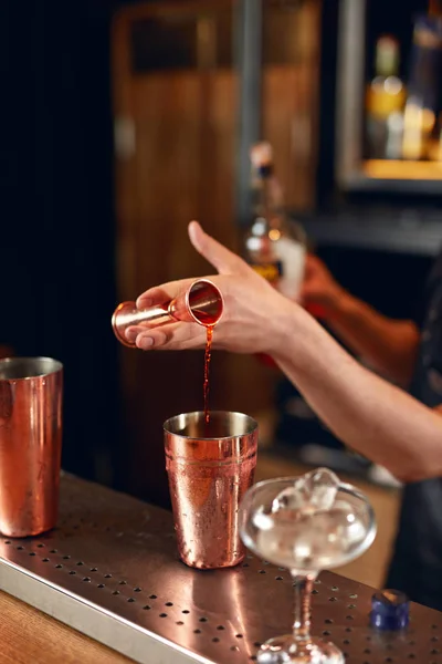 Κοκτέιλ Μπάρμαν Φτιάχνοντας Κοκτέιλ Στο Μπαρ Μπάρμαν Κάνοντας Ποτά Χρησιμοποιώντας — Φωτογραφία Αρχείου