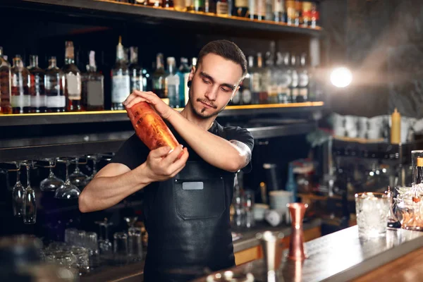 Barman Schudden Cocktail Shaker Maken Van Cocktails Bar Barman Mengen — Stockfoto