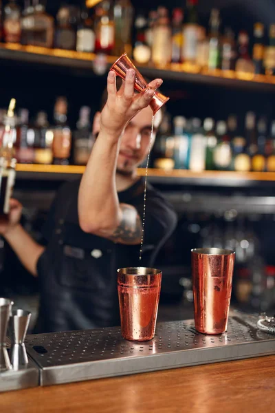 Κοκτέιλ Μπάρμαν Φτιάχνοντας Κοκτέιλ Στο Μπαρ Μπάρμαν Κάνοντας Ποτά Χρησιμοποιώντας — Φωτογραφία Αρχείου