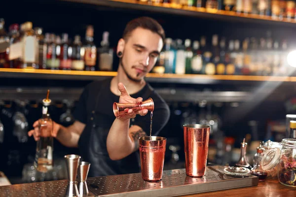 Cocktail Bartender Making Cocktails Bar Barman Making Drinks Using Jigger — Stock Photo, Image