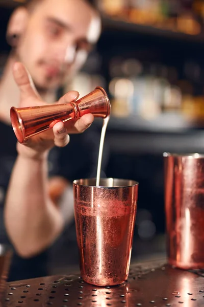 Cocktail Barkeeper Macht Cocktails Der Bar Barmann Der Getränke Mit — Stockfoto