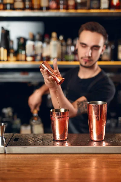 Cocktail Bartender Making Cocktails Bar Barman Making Drinks Using Jigger — Stock Photo, Image