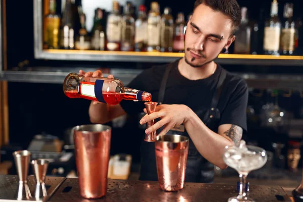 Bar Barman Making Cocktails Measuring Alcohol Bottle Jigger Mixing Spirits — Fotografia de Stock