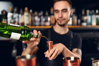Bar. Kokteyl yapmak, banyo şişe alkol ölçme, ruhları kokteyl Shaker ile karıştırma barmen. Yüksek çözünürlük